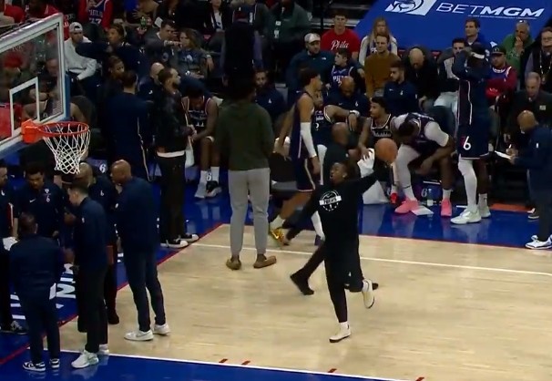 哈哈哈有点逗！暂停期间马克西手痒难耐试图勾手 表情稍显夸张