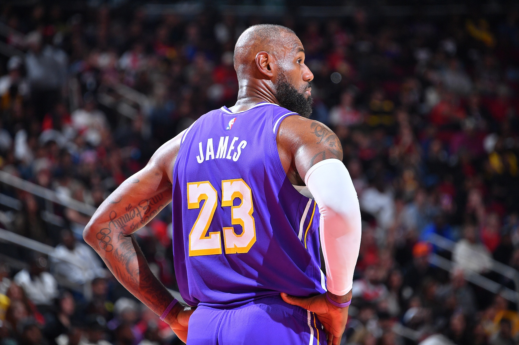 开云-夸梅：勒布朗是不是要躲着雷霆打？我觉得他的脚要开始疼了👀